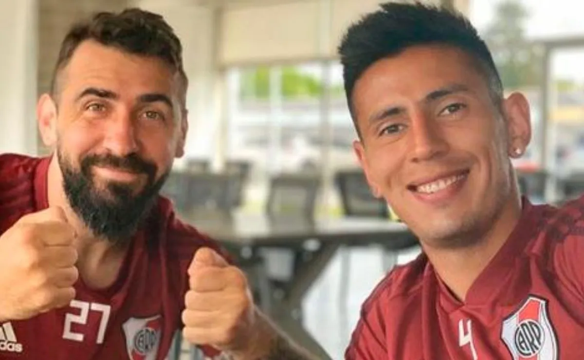 El ex Godoy Cruz junto a Lucas Pratto en una de las mañanas previas a los entrenamientos.