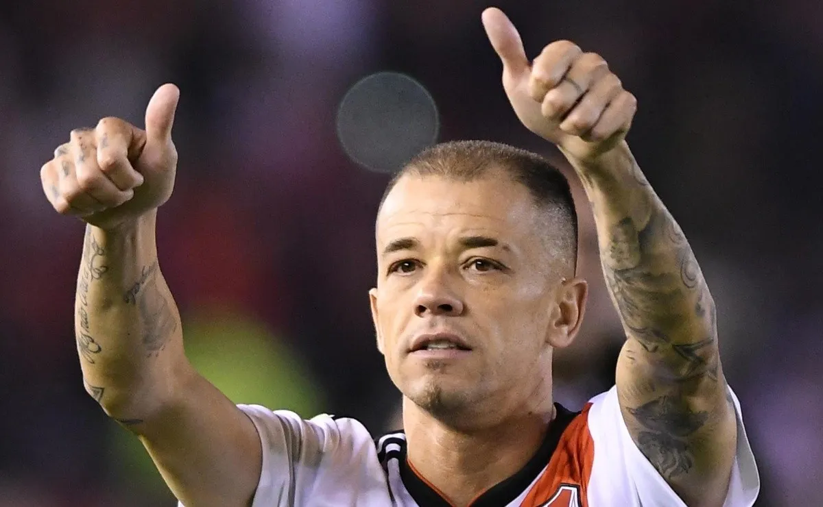 D'Alessandro intercambió su camiseta con un jugador de River cuando visitó el Monumental en mayo pasado. (FOTO: Getty)
