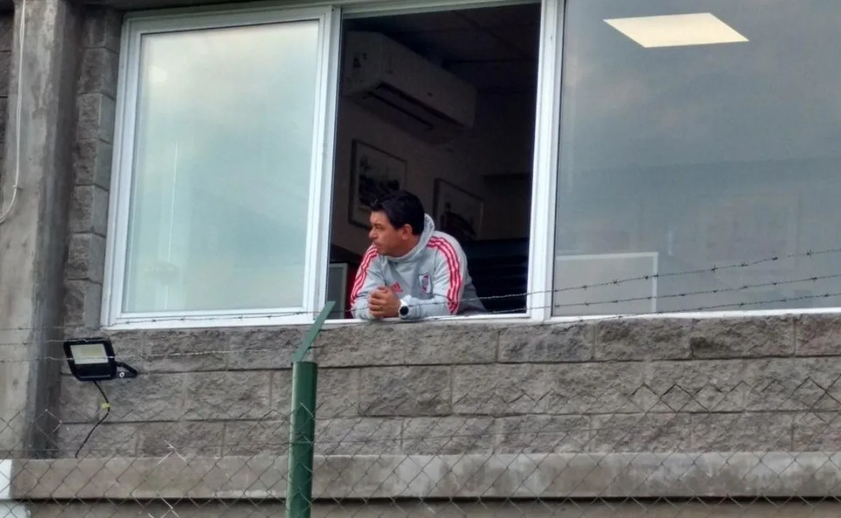 Desde su oficina, el Muñeco observa los partidos de Reserva o de Inferiores