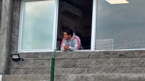 Desde su oficina, el Muñeco observa los partidos de Reserva o de Inferiores