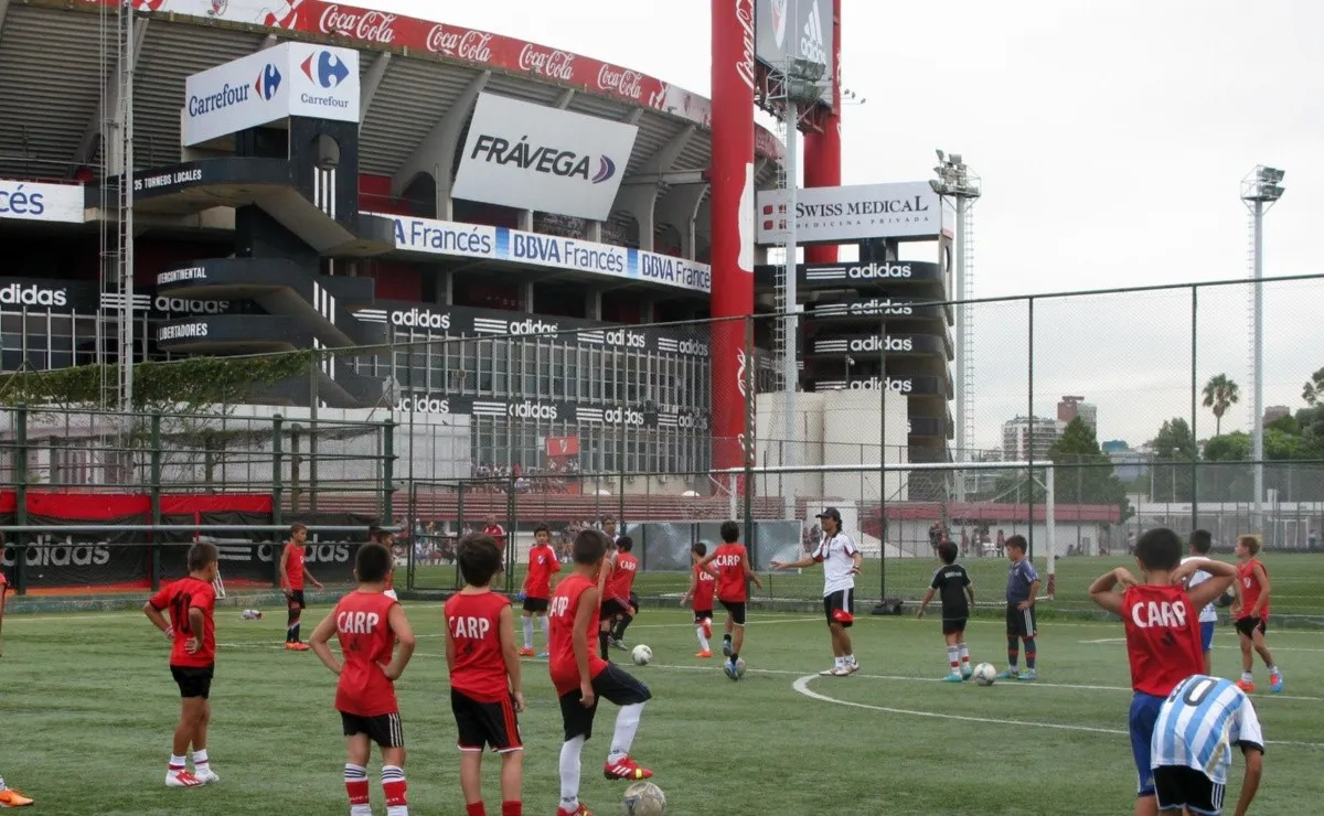 Todos los futbolistas amateurs del club entrenan a distancia y con diferentes elementos