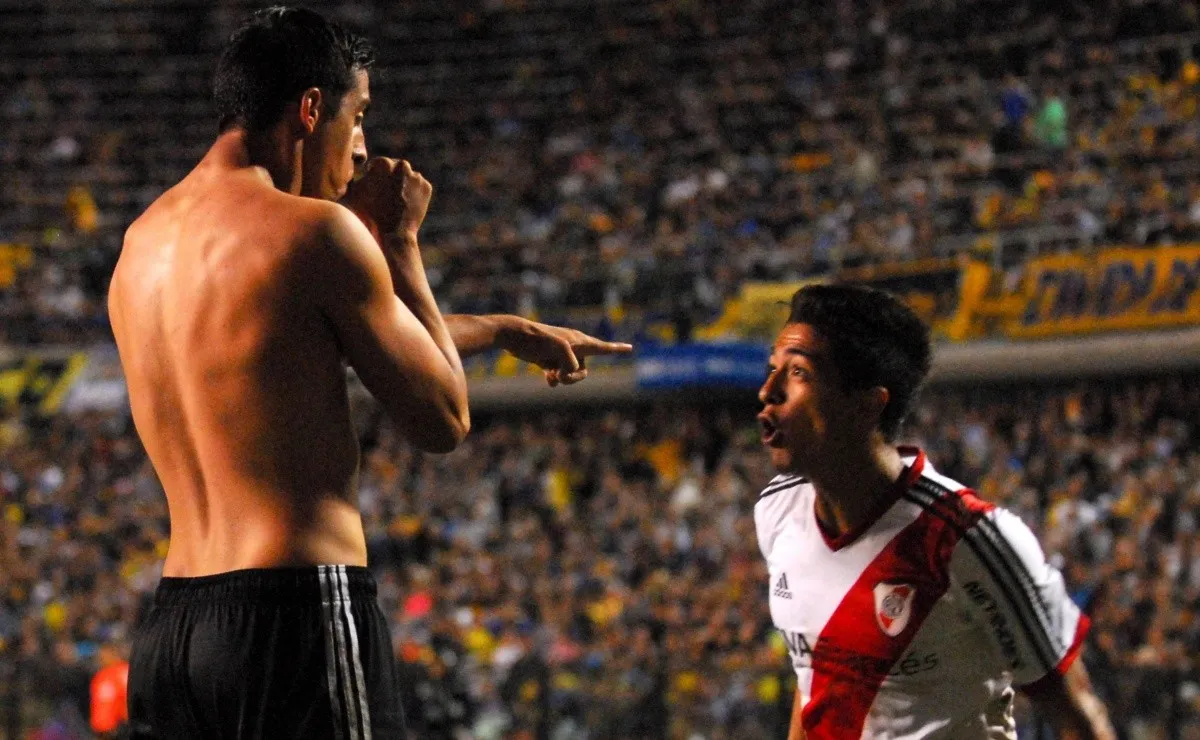 Ramiro se sacó la camiseta, y Lanzini lo acompaña en el festejo agónico del gol decisivo