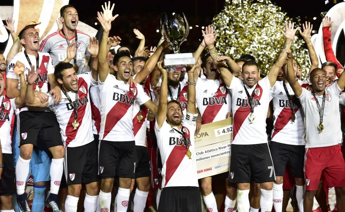 Ponzio levanta la copa y todo River festeja. Fue la primera final que River le ganó a Boca.