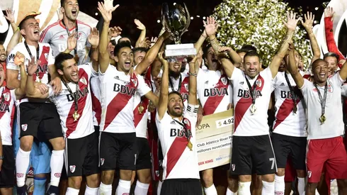 Ponzio levanta la copa y todo River festeja. Fue la primera final que River le ganó a Boca.