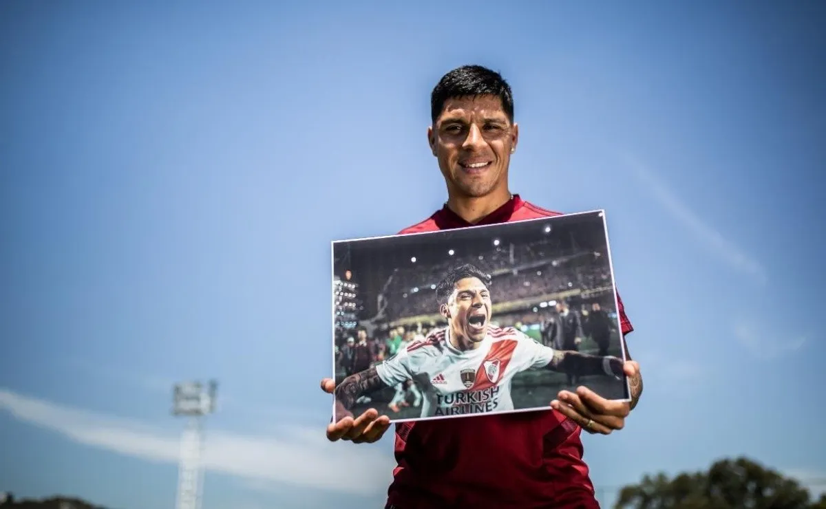 Enzo y una foto que refleja lo que es: el jugador hincha.