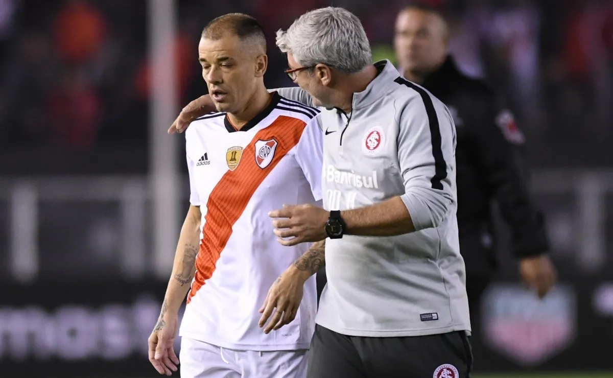 El 7 de abril de 2019, D'Alessandro fue al Monumental y se llevó de recuerdo la camiseta de River. (FOTO: Getty)
