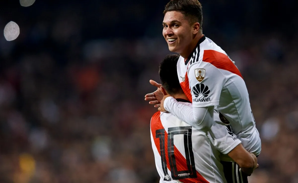 El festejo del colombiano junto al Pity, que después haría el tercero.