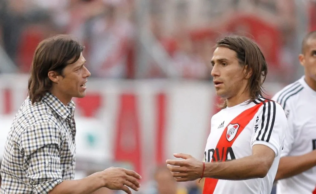 Matías Almeyda, el DT de River en su paso por el Nacional B, tiempo en el que Ariel Holan fue videonalista de la gestión.