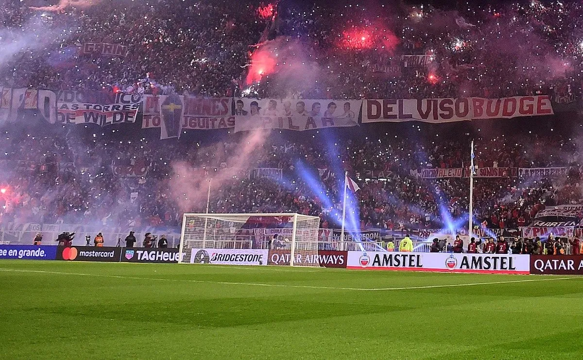 El césped es clave para que la pelota circule al ras y con velocidad, como pretende Gallardo. (FOTO: Getty)