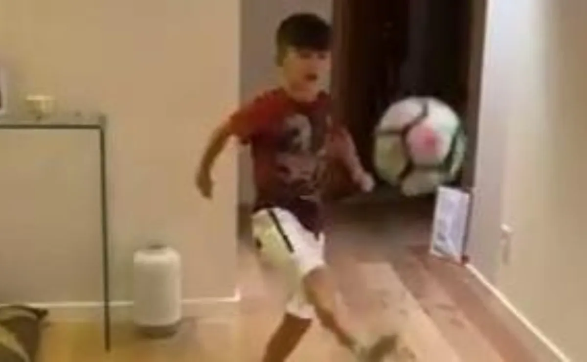 Gianluca, el hijo de Piscu, cumpliendo el desafío que planteó Juampi
