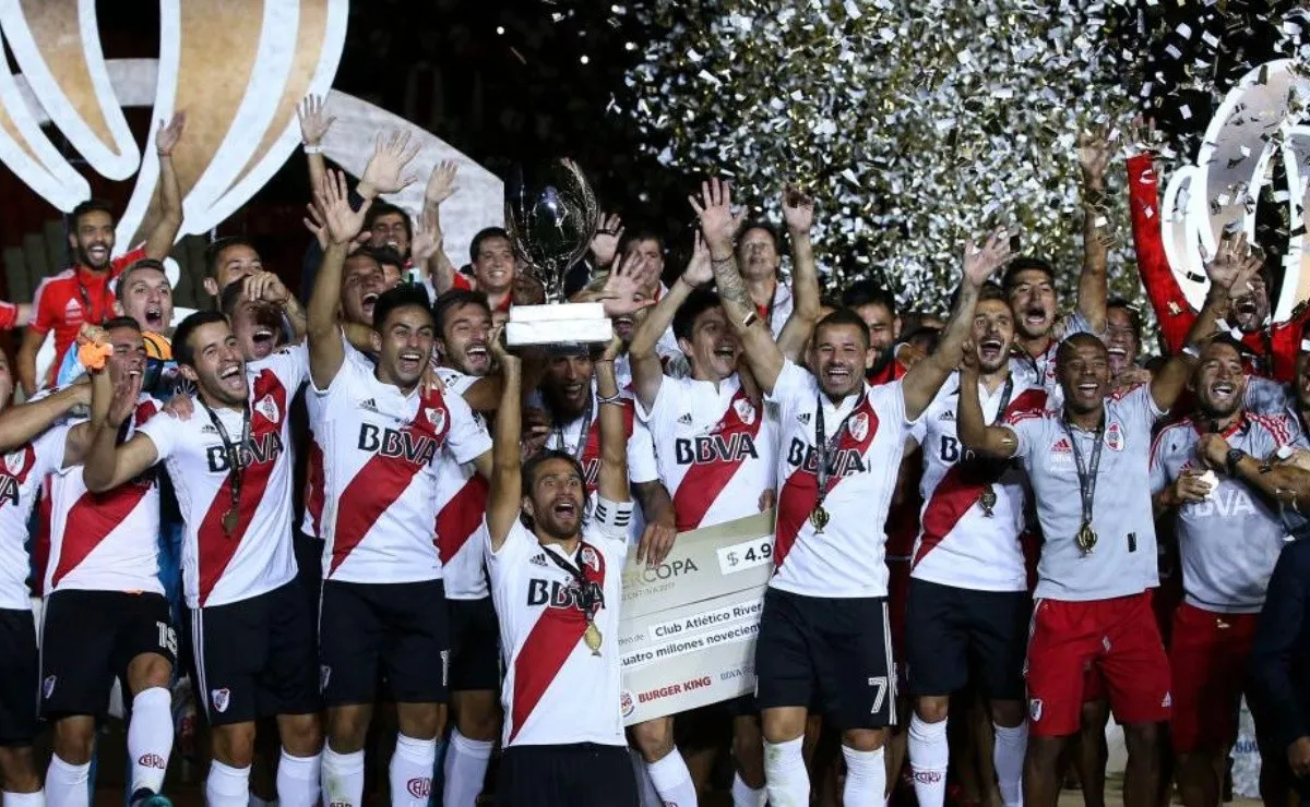 El momento en el que Leo Ponzio levantó la Supercopa Argentina 2018