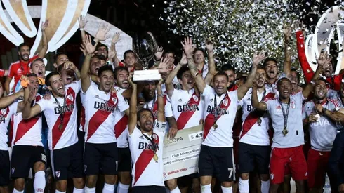 El momento en el que Leo Ponzio levantó la Supercopa Argentina 2018