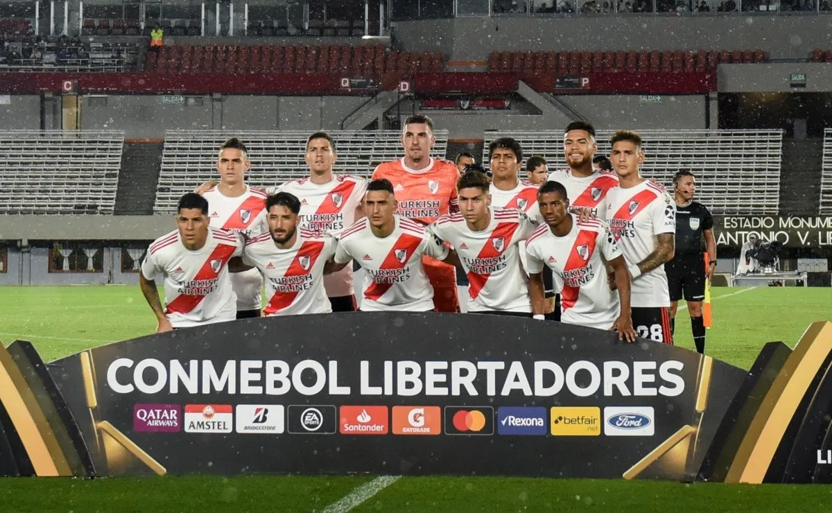 Los once de River en un Monumental vacío.