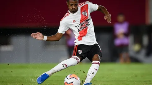 De La Cruz, al momento del remate contra Binacional: se lo atajó el arquero.