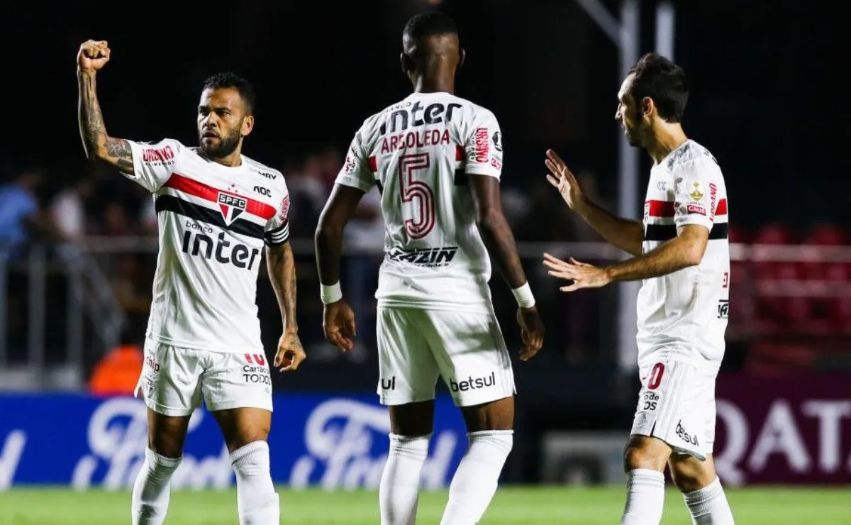Dani Alves festeja su gol en la victoria de San Pablo ante Liga de Quito