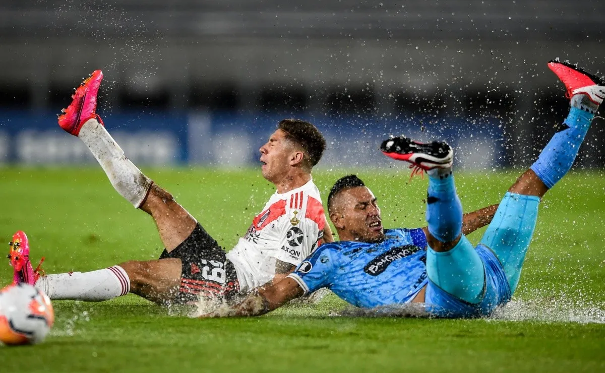 El agua fue un factor fundamental en el trámite del partido.