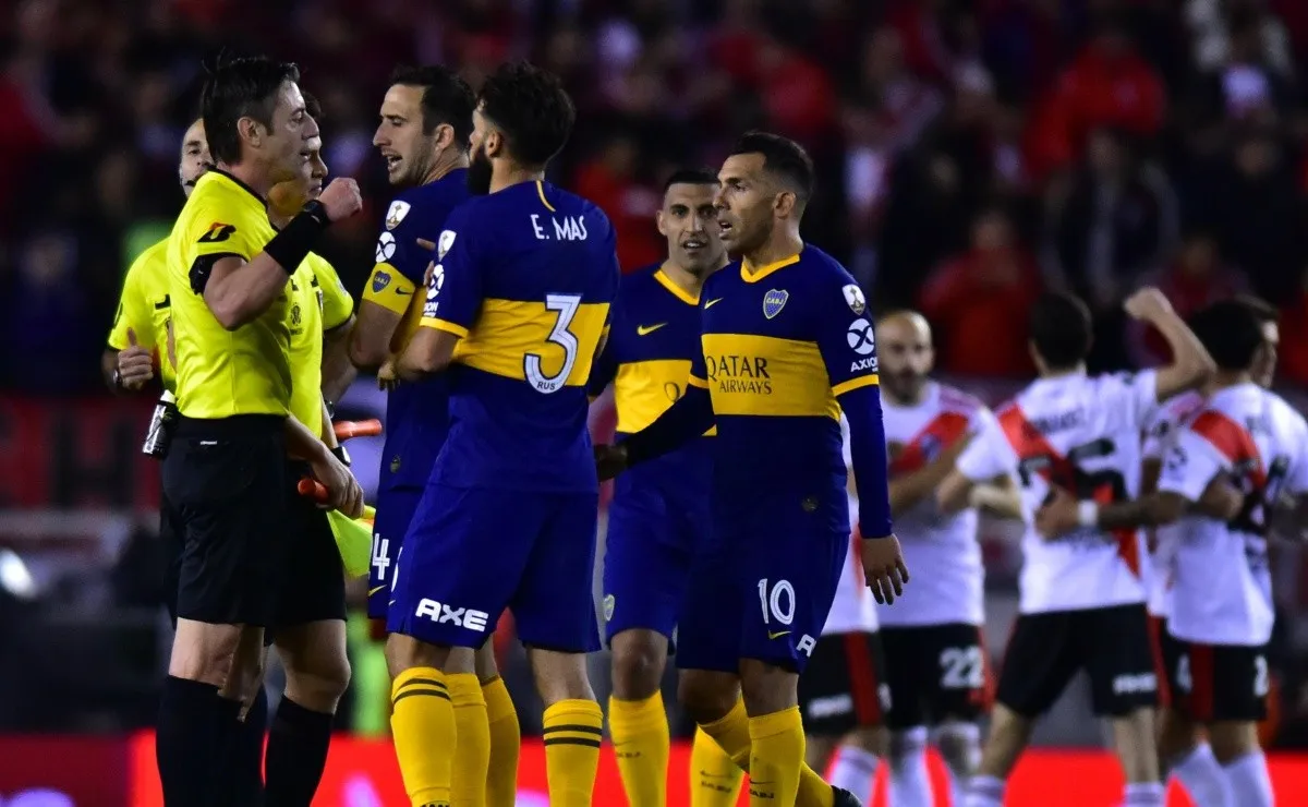 Los jugadores de Boca y de River, dos maneras de vivir la victoria.
