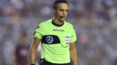 El árbitro dio su parecer sobre cada jugada polémica.