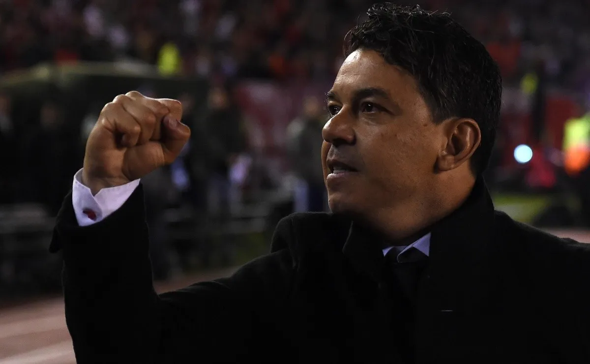 Marcelo Gallardo levanta el puño en el Monumental.