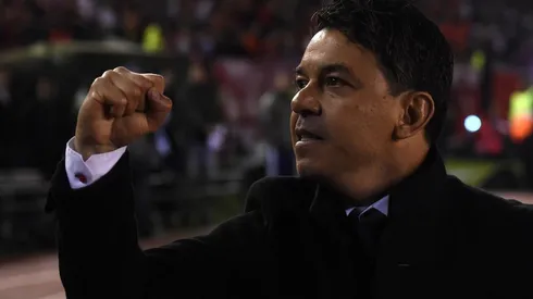 Marcelo Gallardo levanta el puño en el Monumental.
