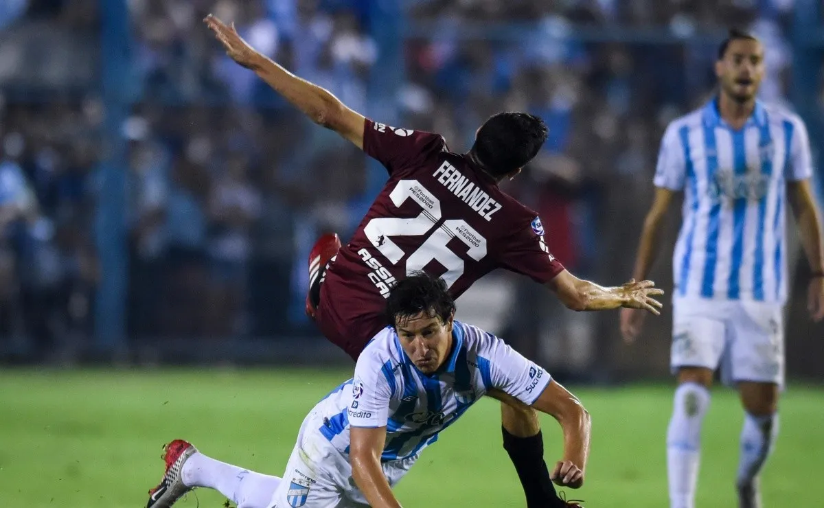 Patricio Lousteau ignoró dos faltas clarísimas dentro del área de Atlético Tucumán.