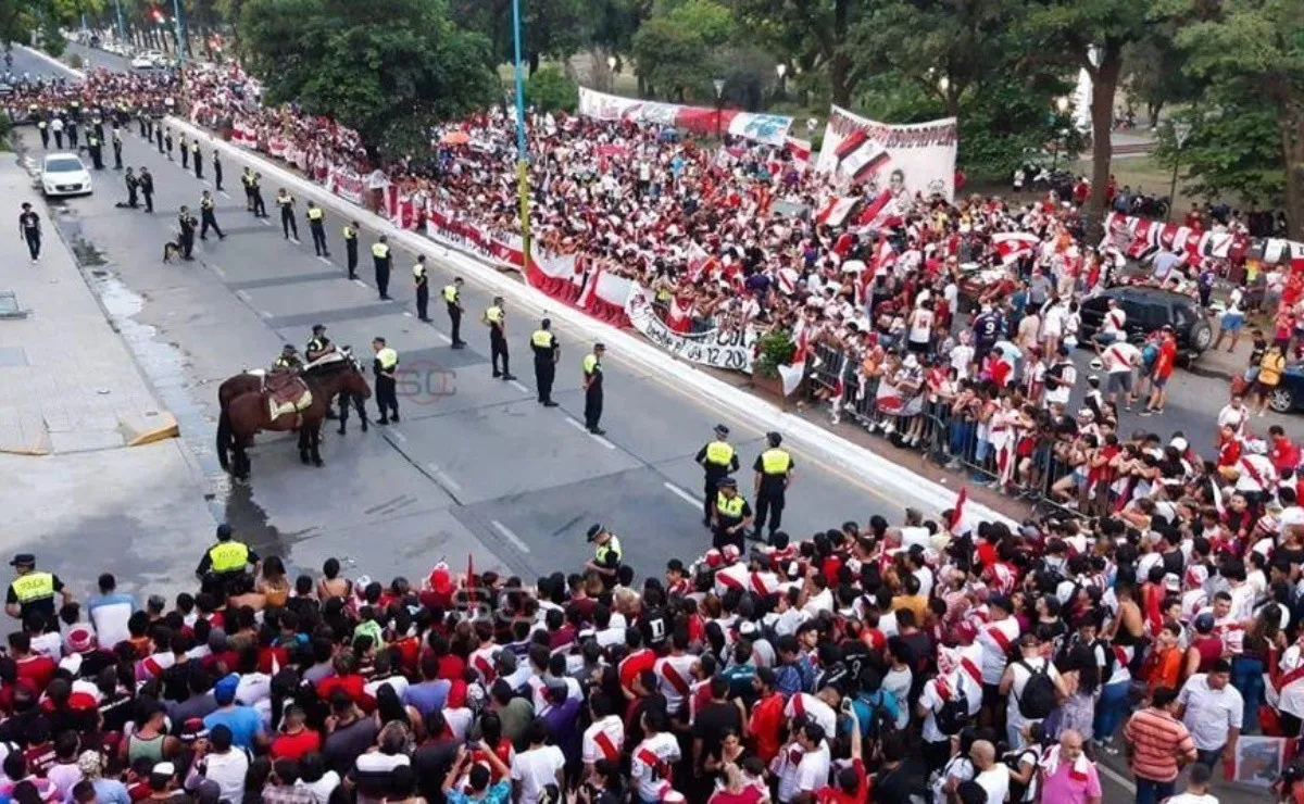 Más de 2.000 hinchas se acercaron al Hotel Sheraton de la ciudad.