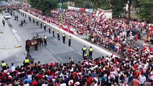 Más de 2.000 hinchas se acercaron al Hotel Sheraton de la ciudad.