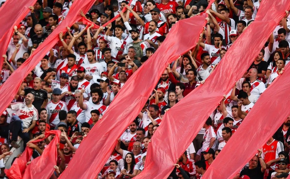 Los hinchas de River se preparan para alentar al equipo del Muñeco.