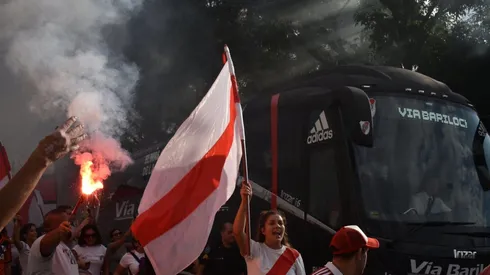 Una multitud se acercó al Monumental y a Aeroparque para despedir al plantel.