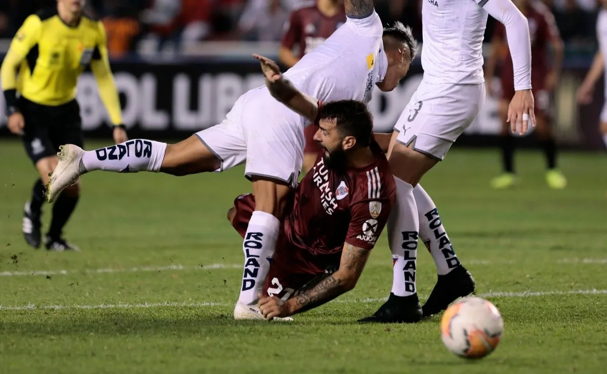 Una imagen que grafica cómo le va a River en Quito: tres caídas consecutivas. (FOTO: Getty)