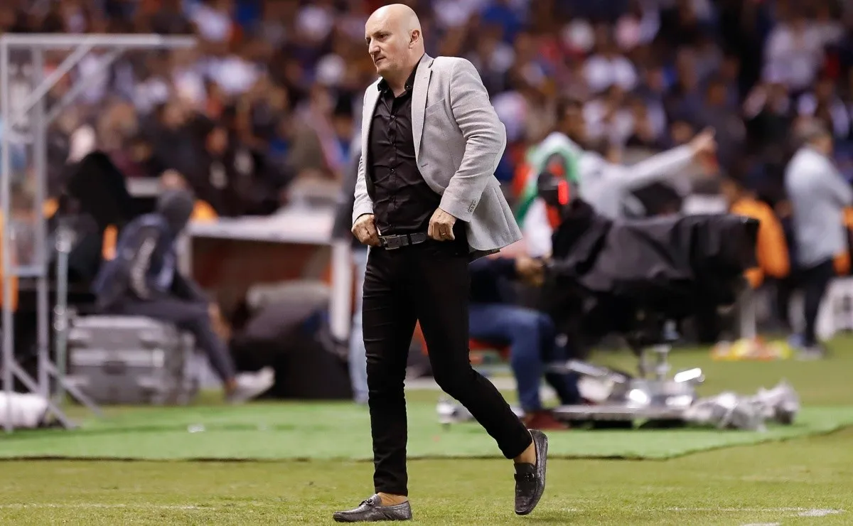 Pablo Repetto, DT de Liga de Quito, tiene a River entre ceja ceja.