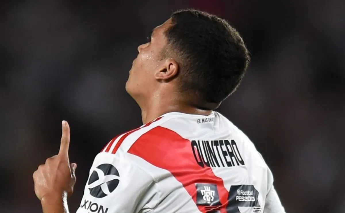 Juanfer tomó la pelota y puso el 1-1 desde el punto del penal.