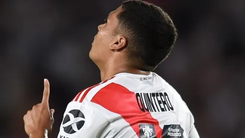 Juanfer tomó la pelota y puso el 1-1 desde el punto del penal.