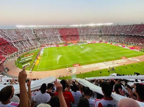 El Monumental, pintado de rojo y blanco en todas las tribunas
