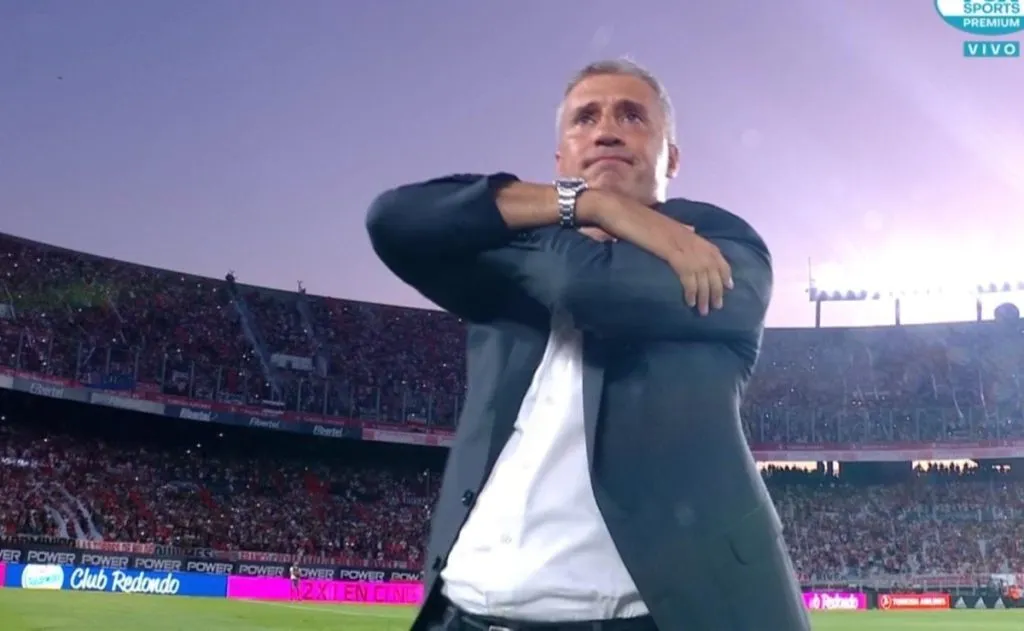 Se metió en la cancha, se golpeó el corazón y saludó a los hinchas. La tarde emotiva de Crespo en 2022.