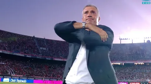 Se metió en la cancha, se golpeó el corazón y saludó a los hinchas. La tarde emotiva de Crespo en 2022.