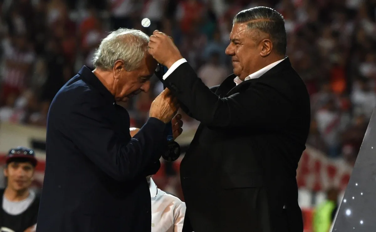 El presidente de River junto al de la AFA en la entrega de medallas de la Copa Argentina.