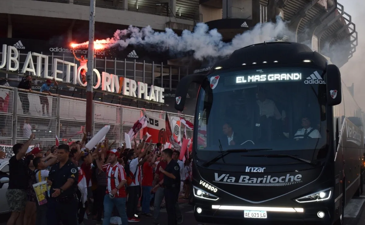 La salida del micro hacia La Plata, rodeada por los hinchas