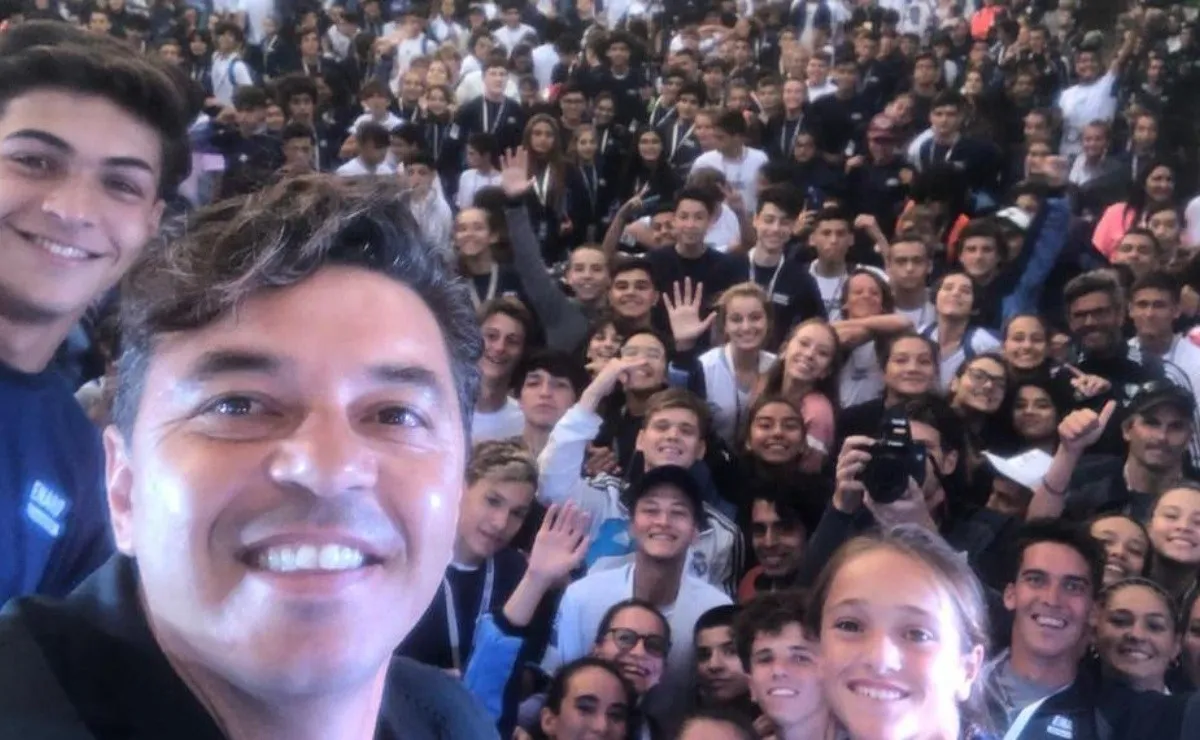 El Muñeco junto a jóvenes deportistas que competirán en Dakar 2022.