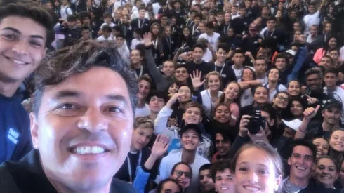 El Muñeco junto a jóvenes deportistas que competirán en Dakar 2022.