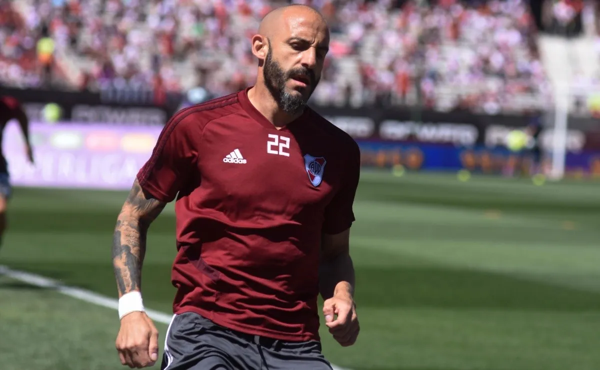 Javier Pinola volvió a la titularidad para el choque vs. Banfield.