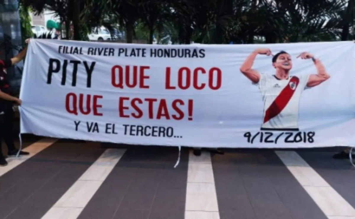 La bandera que exhibieron los integrantes de la filial Honduras dedicada al Pity