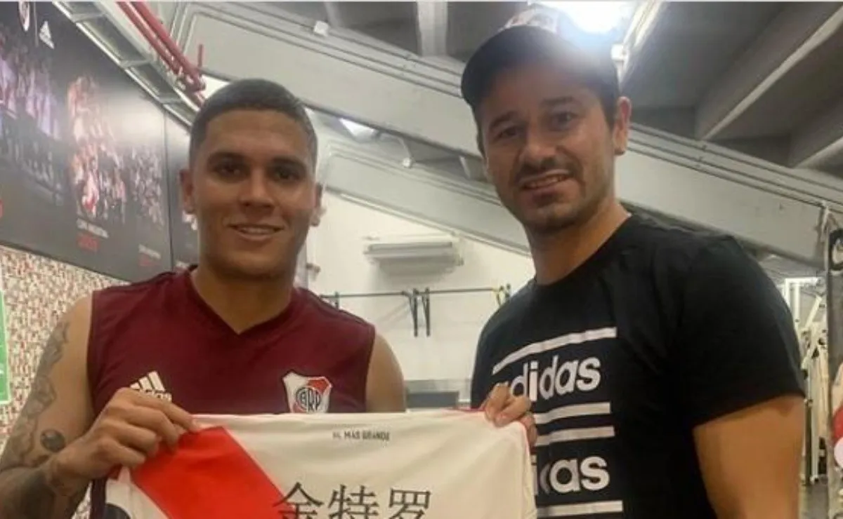 Quintero posa con la camiseta que le obsequió a Mora.