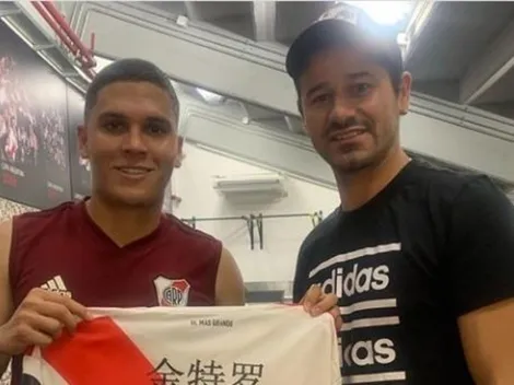 Mora fue al Monumental y se llevó la camiseta de Quintero