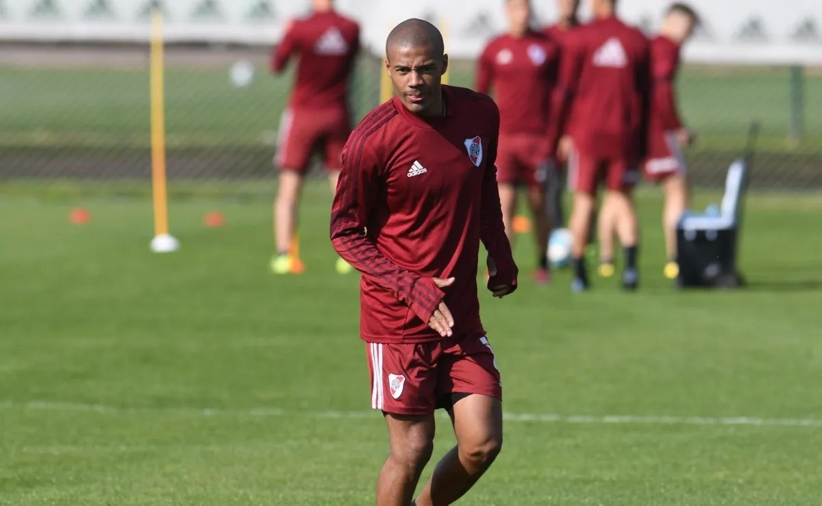De La Cruz se entrenó con normalidad y volvería a ser titular.
