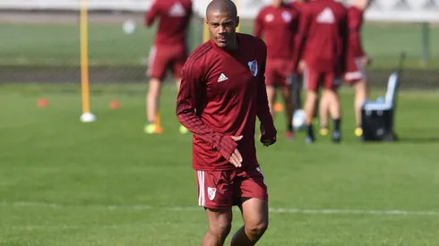 De La Cruz se entrenó con normalidad y volvería a ser titular.