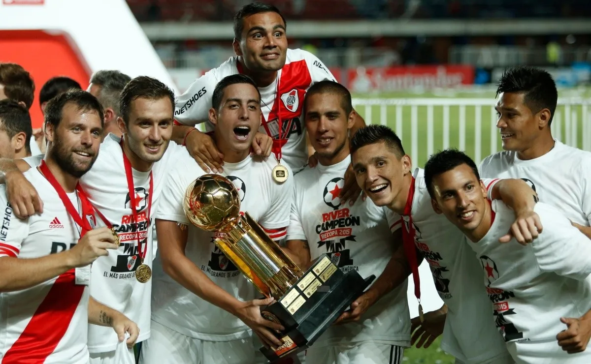 Los jugadores de River, en 2015, alzando la Recopa Sudamericana.