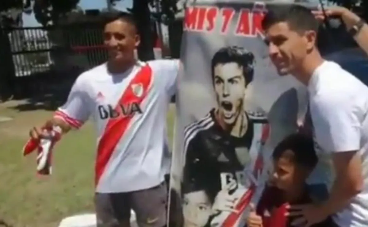 Nacho posando junto al nene, su padre y el banner gigante