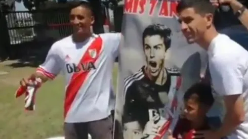 Nacho posando junto al nene, su padre y el banner gigante