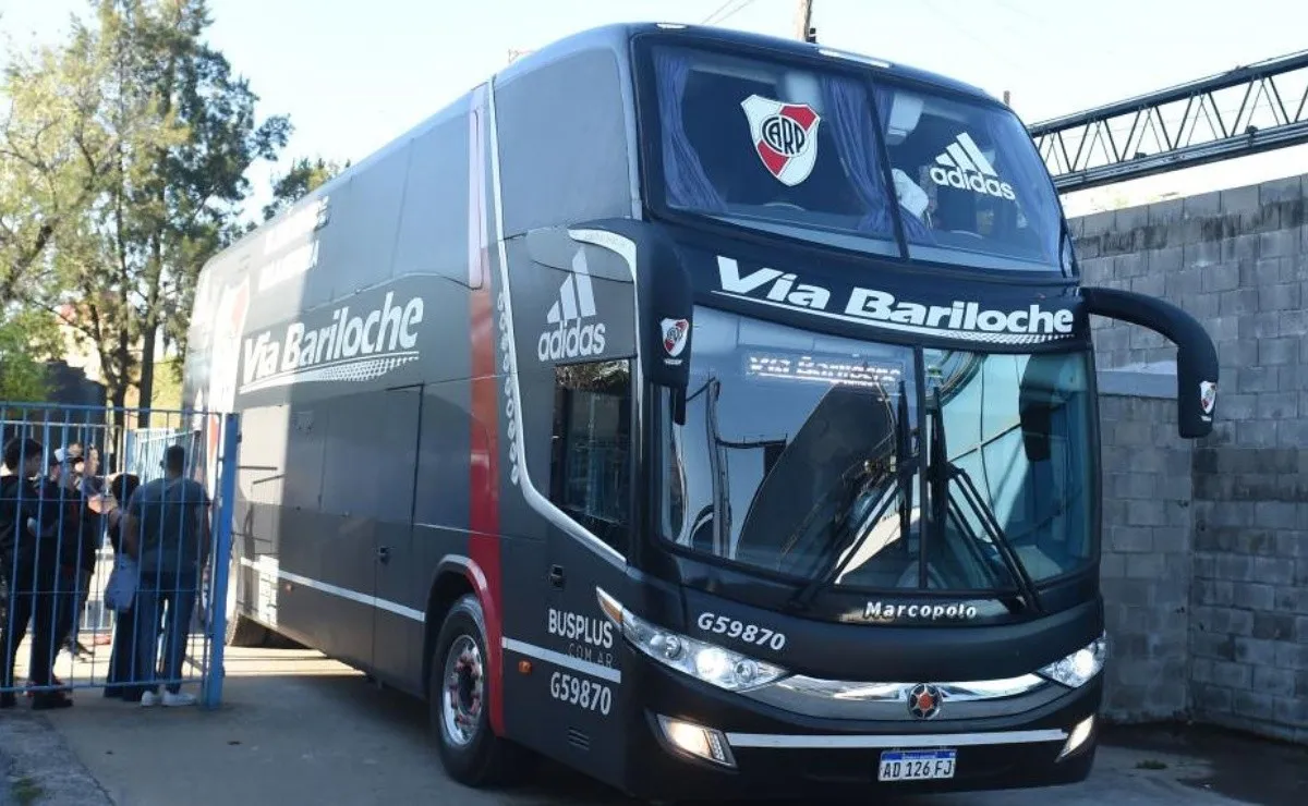 El micro de River fue muy bien recibido en Santa Fe.